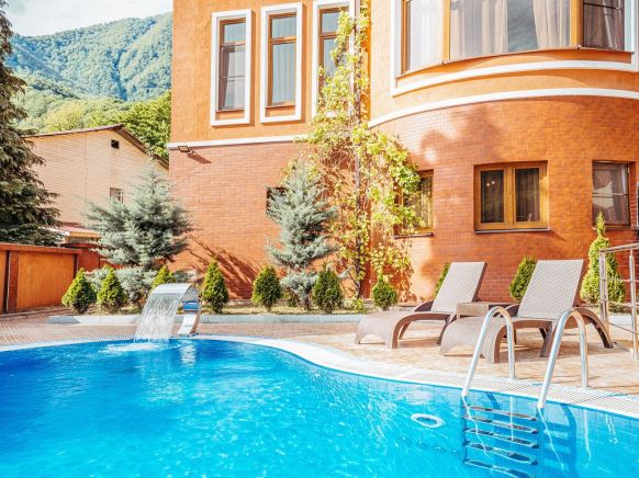 Гостевой дом Alm Hotel по адресу Краснодарский край, г. о. Сочи, пгт Красная Поляна, ул. Мичурина, д. 17а