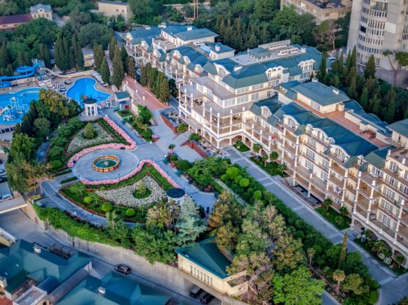 Гостиница Palmira Palace по адресу Крым, г. о. Ялта, п. Курпаты, Алупкинское ш., д. 12а, к. 1