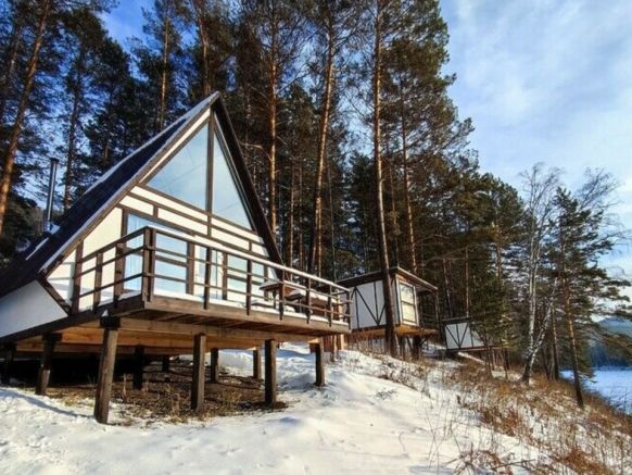 База отдыха Манаград по адресу Красноярский край, г.о. Дивногорский, п. Усть-Мана, Манский плес, д. 1а/1